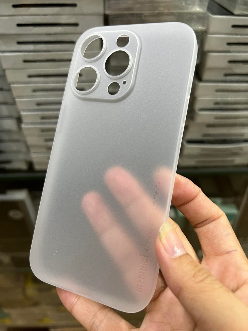 Ốp Lưng iPhone 14 Pro Max Hiệu Memumi Mỏng Dạng Nhám Mờ Cao Cấp được làm bằng silicon siêu dẻo nhám và mỏng có độ đàn hồi tốt, nhiều màu sắc mặt khác có khả năng chống trầy cầm nhẹ tay chắc chắn.
